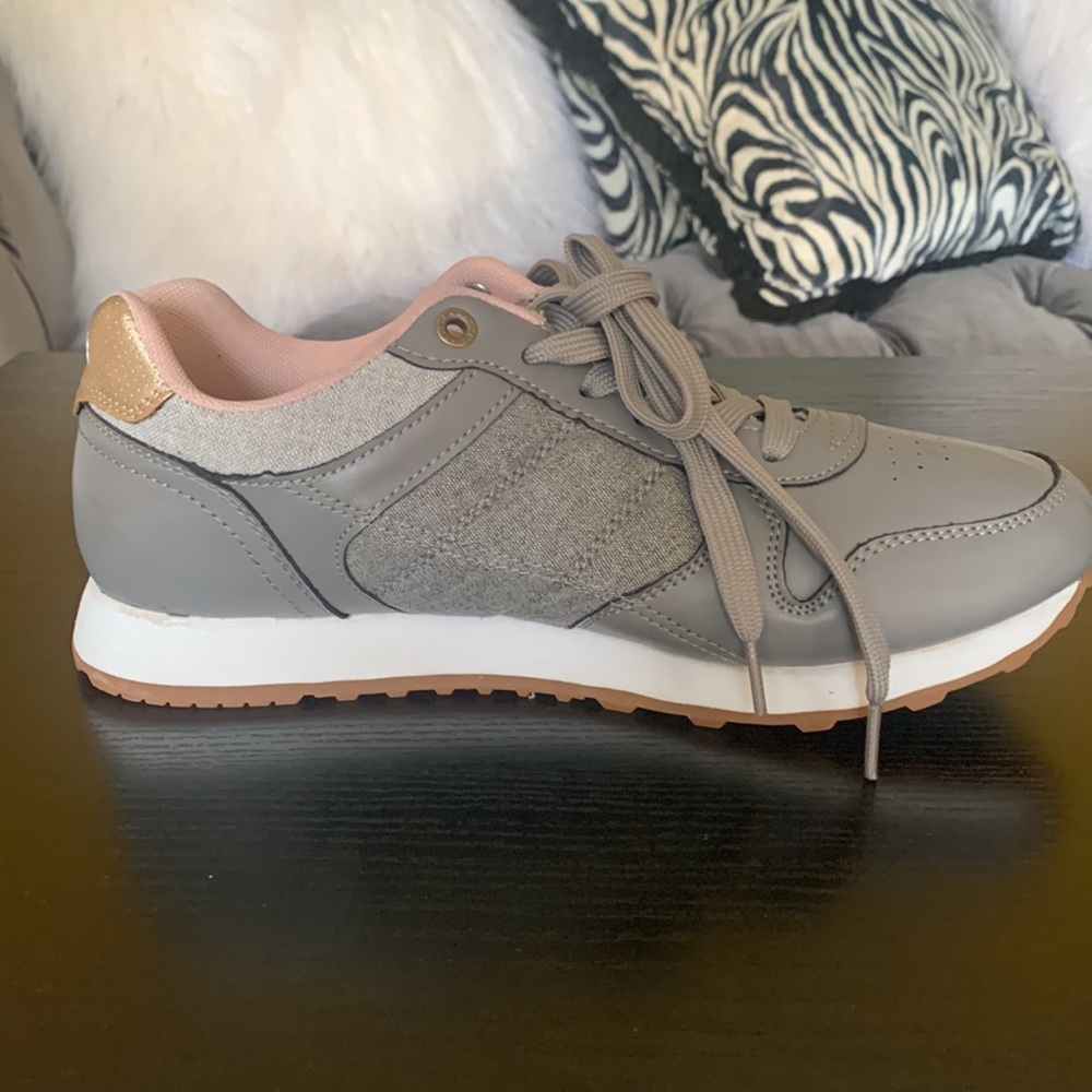 Women Levi’s tennis shoe size 8.5 fits like a 8 - Picture 6 of 10